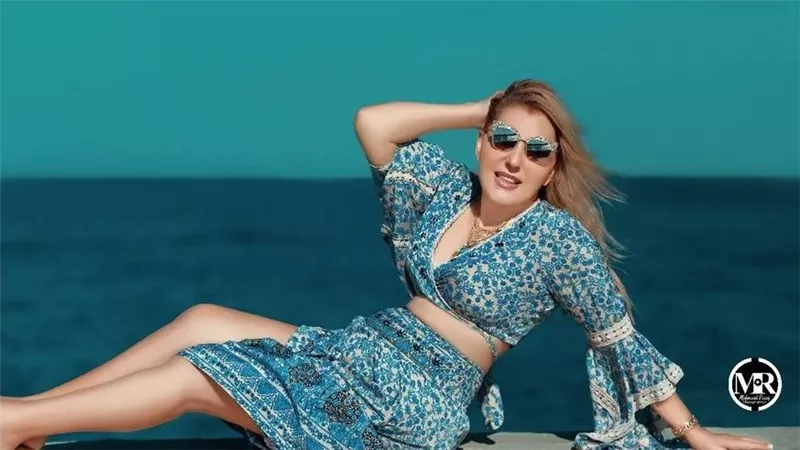 هاف ستوماك وكأنها فتاة في العشرين.. إطلالة صيفية مثيرة للفنانة نادية الجندي | شاهد 