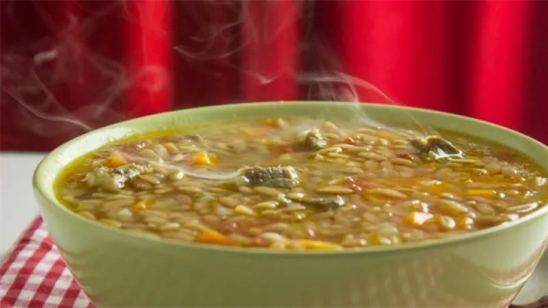 مخاطر صحية كبيرة..استشاري تغذية يحذر من تناول الشوربة بهذه الطريقة