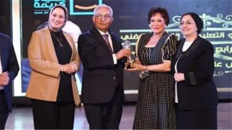 ليست الأولى.. القصة الكاملة لأزمة تكريم وزير التعليم للفنانة لبلبة