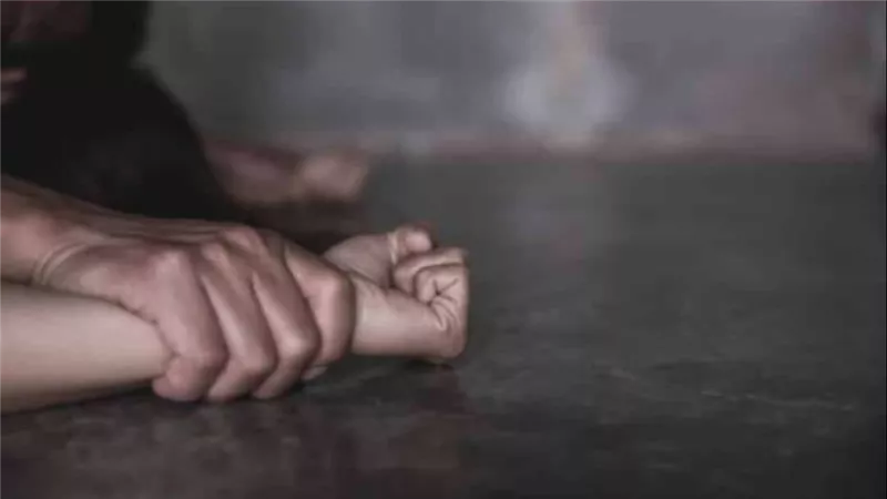 هددني لو اتكلمت.. تفاصيل مثيرة في اتهام قاصر لوالدها بمعاشرتها جنسيا