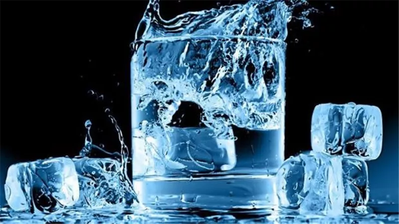 أضراره أكثر من فوائده.. تعرف على خطورة تناول الماء المثلج
