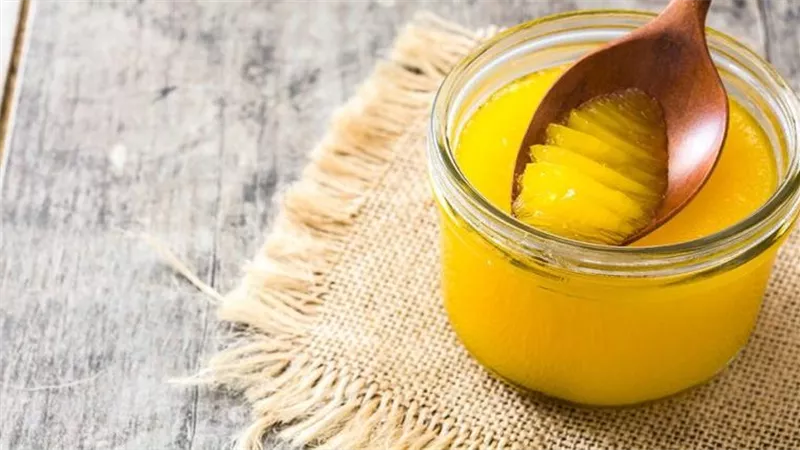 اعتمد عليها..فوائد تناول السمنة البلدي وزيت الزيتون