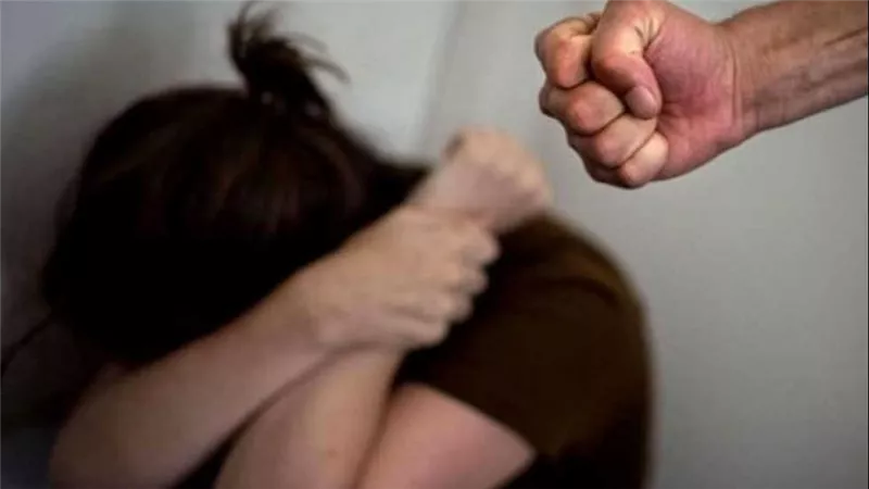 تعذيب حتى الموت.. عامل يقتل ابنة زوجته لسبب صادم والأم تحاول إخفاء الجريمة