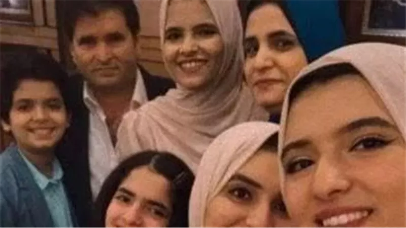 وجد جثة ابنته بين الضحايا.. مأساة طبيب بمستشفى فاقوس وحكاية تنبؤ أطفاله بالحادث | شاهد