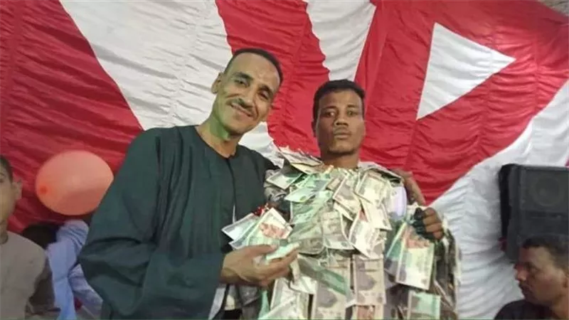 على أنغام الكف الصعيدي.. حكاية عريس جمع نقطة نصف مليون جنيه في زفافه | شاهد