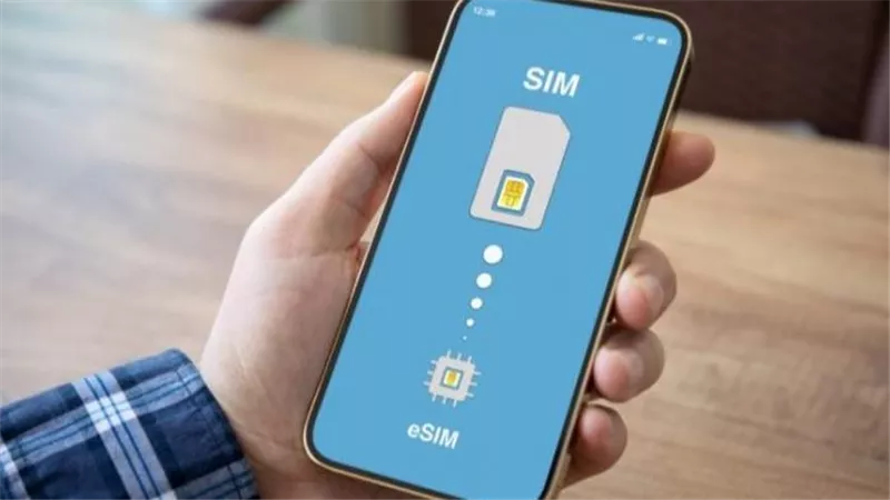 الحكومة تبدأ تفعيلها قريبًا.. ماذا تعرف عن شريحة الهاتف ESIM الجديدة في مصر؟ 