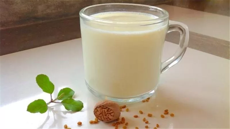 7 فوائد لن تتوقعها..ماذا يحدث لجسمك عند شرب الحلبة باللبن؟
