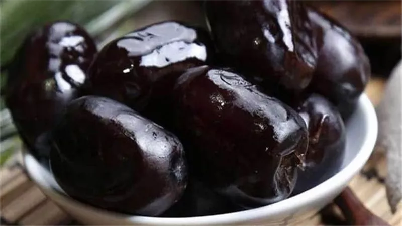 10 أسباب تجيبك.. لماذا عليك تناول البلح الأسود؟