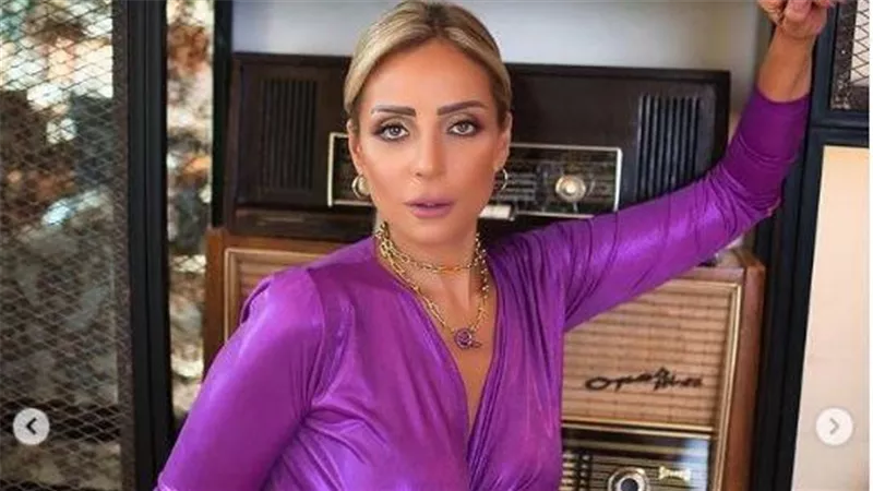 كاش مايوه وخلخال..إطلالة مثيرة جديد للفنانة ريم البارودي | شاهد 