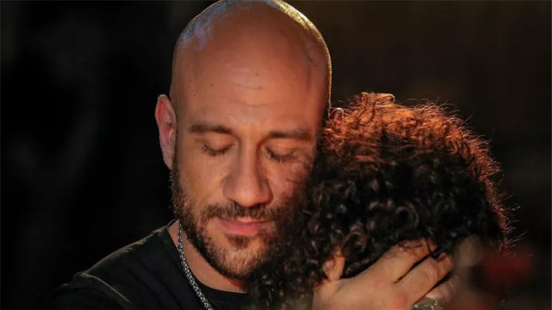 لديه أبن من سيدة أعمال..أسرار وخفايا في حياة أحمد مكي العائلية | شاهد
