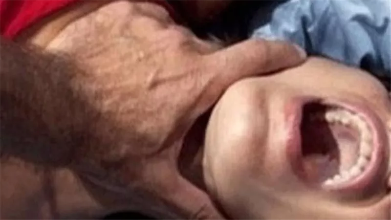 جلس 10ساعات جوار جثثهم.. شاب يقتل زوجته ويخنق أولاده الـ3 حتى الموت