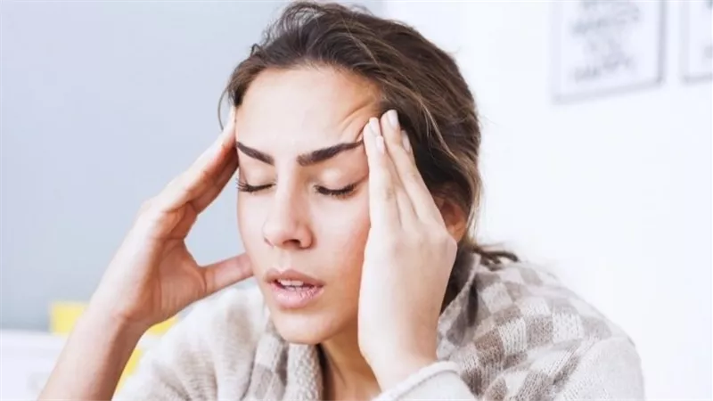 أبرزها النسكافيه واللحوم المصنعة.. أطعمة ومشروبات تسبب الصداع | فيديو 