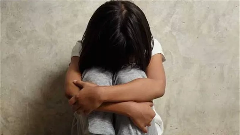 داعبها وأنهى براءتها.. تفاصيل مثيرة في هتك عرض طفلة على يد صاحب عملها