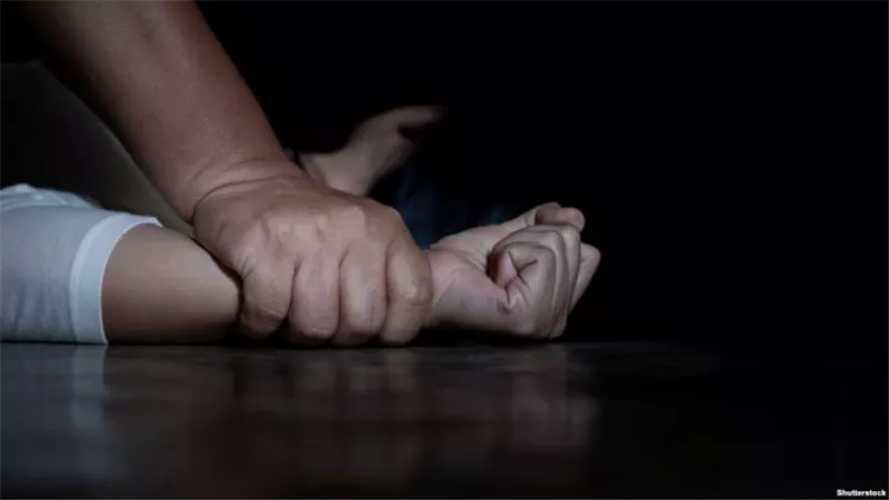 اعتدى عليها جنسيا..تفاصيل إحالة سمسار خطف خطيبة إعلامي ومقدم مهرجان شهير للجنايات