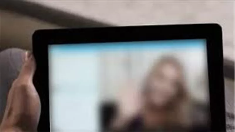 صور ومقاطع خاصة..تفاصيل مثيرة في القبض على شخص يبتز فتاة على الفيس بوك 
