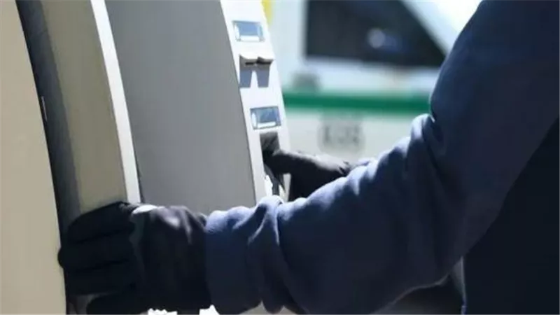 مليئة بالنقود.. لصوص خلعوا ماكينة الصراف الآلي كاملة وهربوا فماذا حدث؟