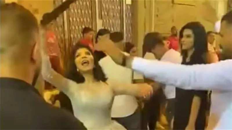 على أنغام عقباوي.. عروس تثير الجدل برقصها بسلاح أبيض في الجيزة والعريس بيصقفلها | فيديو