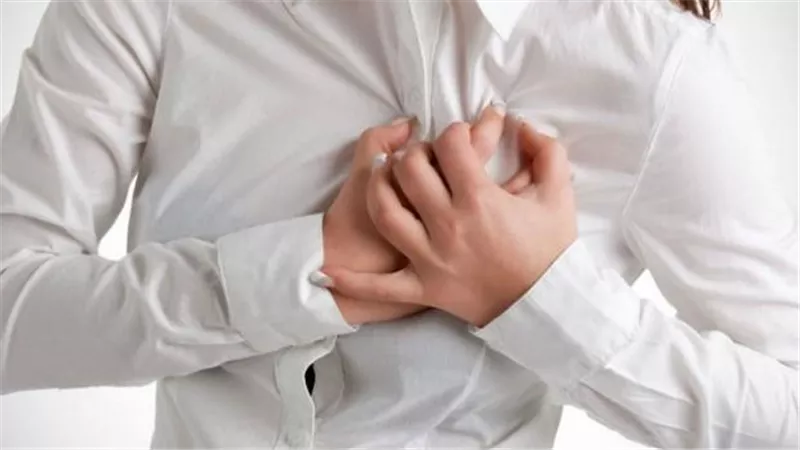 عادات يومية تسبب جلطات.. تحذير خطير من تناول الملح والوجبات السريعة