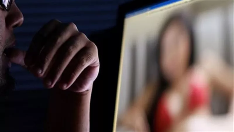 صور وفيديوهات فاضحة.. القصة الكاملة لتهديد رجل لطليقته بمشاهد خاصة للتنازل عن ابنها