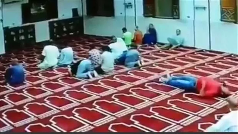 حسن الخاتمة..لحظة وفاة مواطن أثناء صلاة الفجر بالغردقة | شاهد 