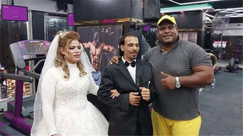 شالت عريسها بإيد واحدة..التفاصيل الكاملة لاحتفال بطلة مصارعة نسائية بزفافها في الجيم | شاهد 