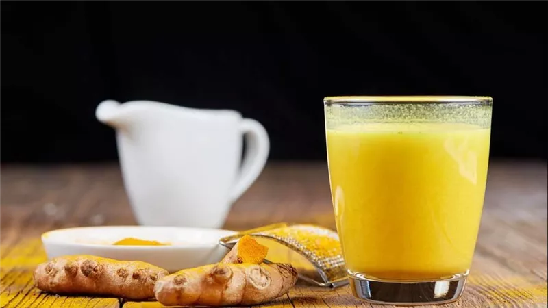 الحليب الذهبي.. ماذا يحدث لجسمك إذا شربت اللبن بالكركم قبل النوم؟