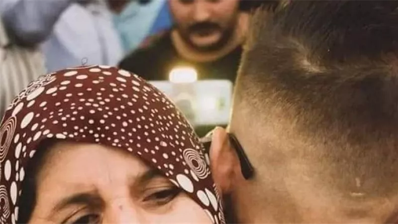 لا أحد يصدق ما حدث.. أم تبكي في حفل زفاف ابنها بسبب عدم وجود معازيم | شاهد