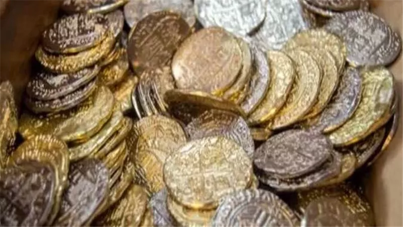 ما القصة؟.. زوجان يعثران بالصدفة على كنز أسفل المطبخ