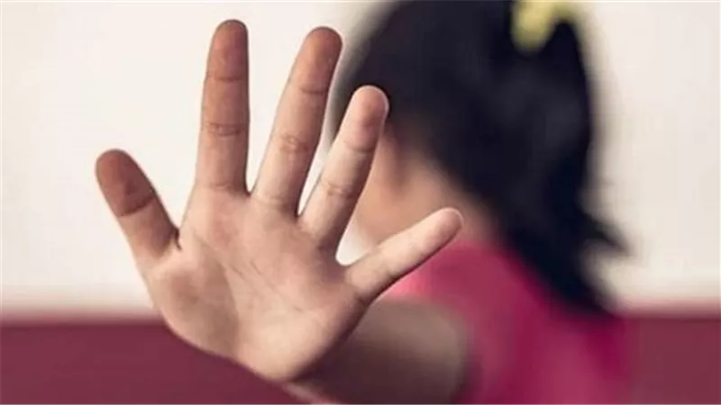 استدرجها لمنزل جده وهتك عرضها.. تفاصيل مثيرة في القبض على طالب تعدى على طفلة بالمنوفية