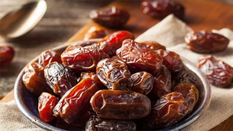 فوائد مذهلة.. ماذا يحدث لجسمك إذا تناولت 3 تمرات يوميا؟