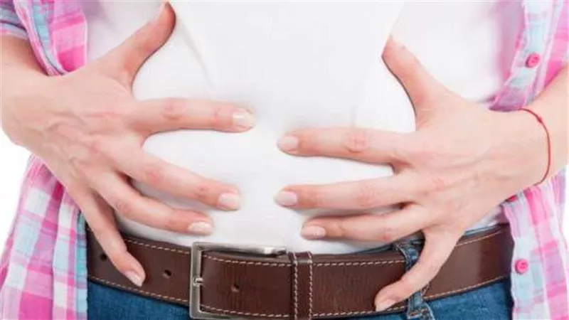 تجنب هذه الأشياء.. أسباب حدوث انتفاخات البطن وطرق العلاج