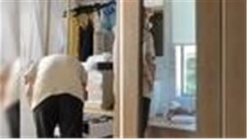 رأى أمر غير متوقع.. سائح يضع كاميرا سرية في غرفته بالفندق | شاهد