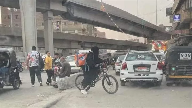 أحزنت الكثيرين.. حكاية صورة فتاة الدليفري المنتقبة تشعل فيس بوك 