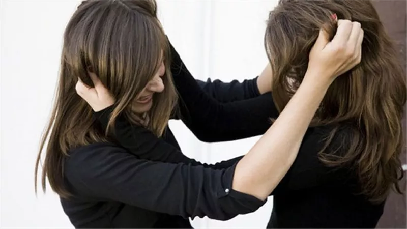 واقعة ولا في الخيال.. زوجة تكتشف أن لها ضُرة في لايف على فيسبوك وهكذا تصرفت | شاهد