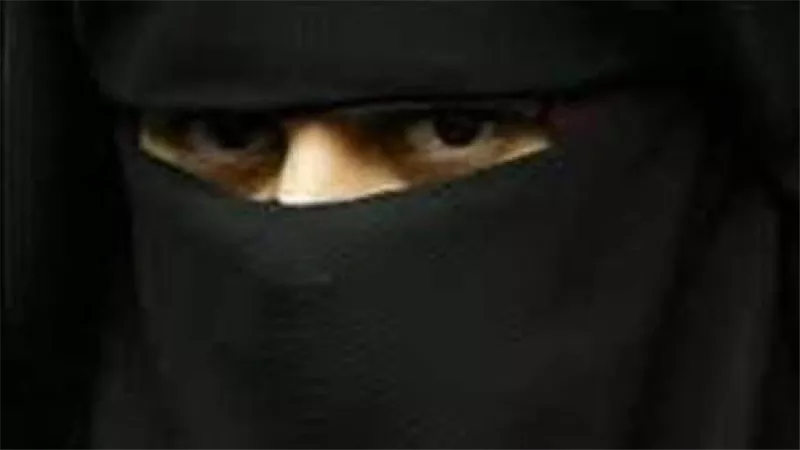 عباية سوداء ونقاب..القصة الكاملة لضبط شاب يرتدي ملابس حريمي لملامسة أجساد السيدات