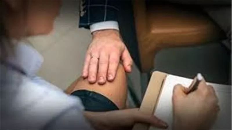 طالبها بعلاقة جنسية..تفاصيل مثيرة في التحفظ على هاتف مدرس متهم بابتزاز طالبة بالتجمع