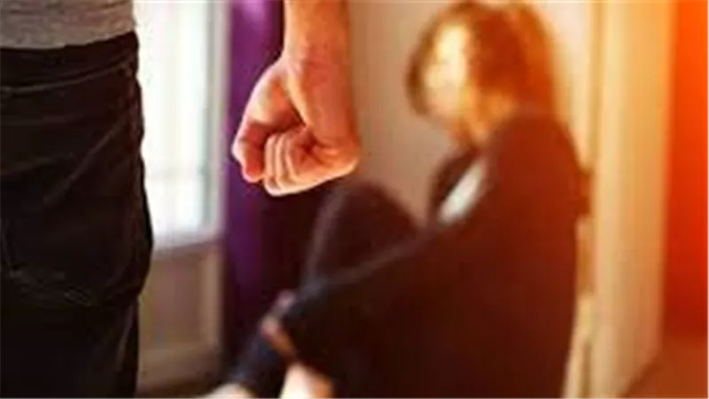 حسام السبب.. زوجة تطلب الطلاق بعد 58 غرزة وشيكات بـ 5 ملايين جنيه