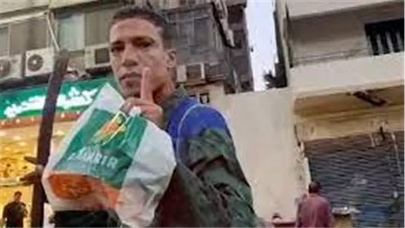 فيديو كاميرات المراقبة يقلب الموازين.. ماذا فعل عامل النظافة داخل محل الكشري ؟ | شاهد