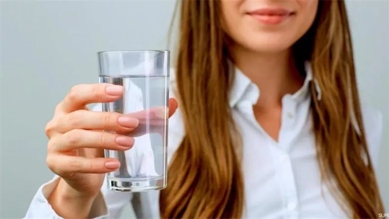 تسبب مشاكل صحية.. احذر تناول كميات كبيرة من المياه في هذه الحالات