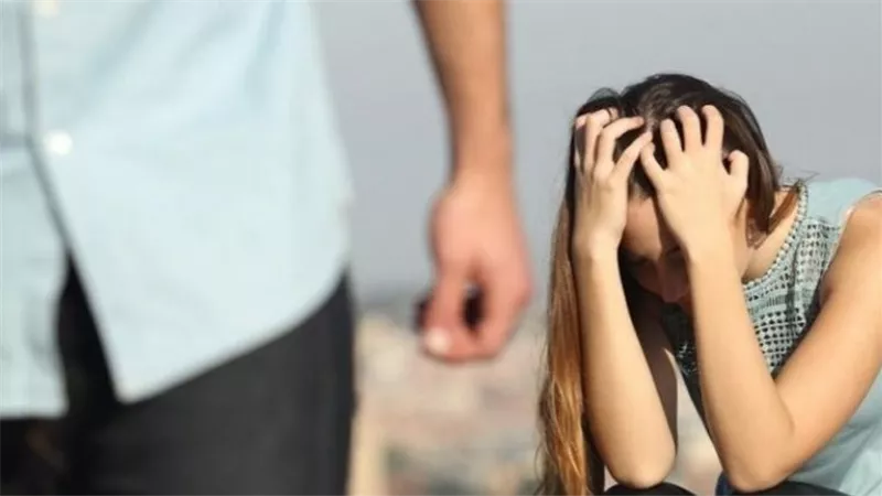 شات إباحي على تليفونه.. زوجة في محكمة الأسرة: خاني وأمه قالتلي عادي 