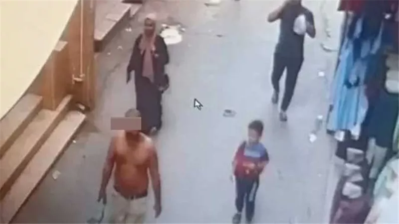 تعدى على شاب وقطع يد والدته أمام المارة..التفاصيل الكاملة لسقوط سفاح دمياط | فيديو صادم