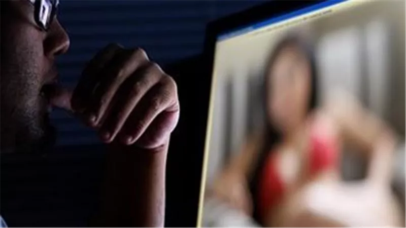 يستدرج السيدات ويهددهن بصور خاصة.. تفاصيل مثيرة في القبض على دجال الفيوم 