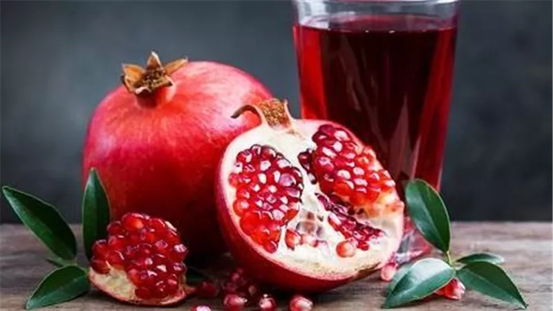  منها تحسين المزاج.. ماذا يحدث في جسمك عند تناول حبة من الرمان يوميا؟