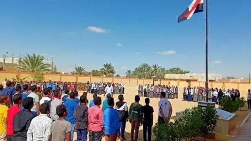 ضرب وسباب وألفاظ خارجة.. القصة الكاملة لاقتحام ولية أمر ونجلها مدرسة والتعدي على معلمة في مطروح
