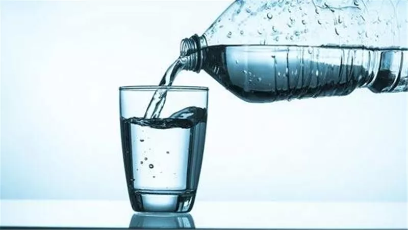 لن تتوقع السبب.. لماذا عليك الامتناع عن شرب الماء المكشوف بالليل؟