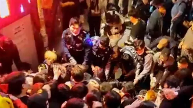 جثث في الشوارع.. مشاهد مرعبة من حادث التدافع في كوريا الجنوبية | فيديو