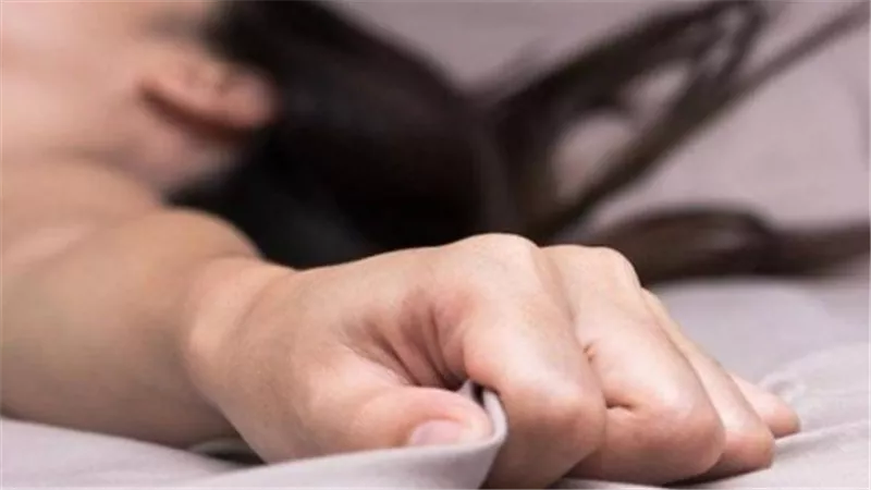 اقمنا علاقة محرمة أمامه بعد تقييده.. المتهمة بخيانة زوجها وقتله تروي تفاصيل صادمة
