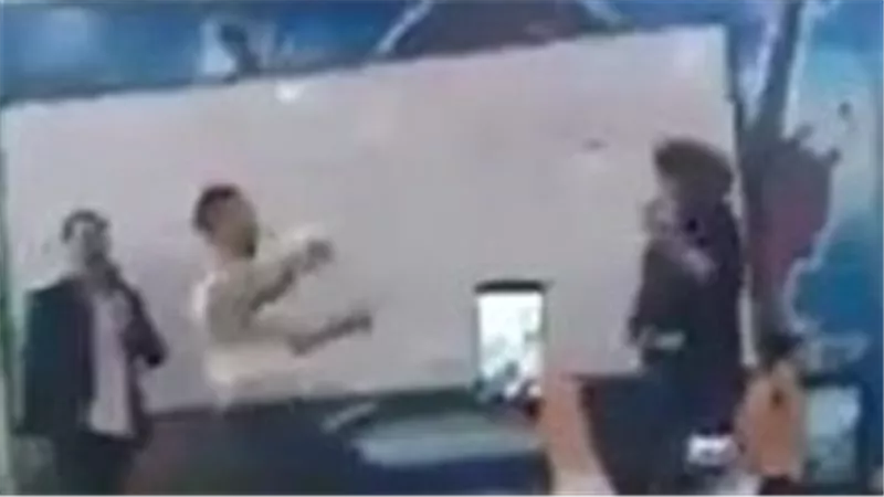 المُعلم بيغني والطلبة بيرقصوا.. فيديو مثير للجدل بمركز دروس خصوصية | شاهد