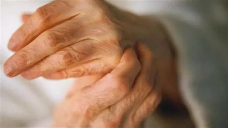 أعراض غير متوقعة.. امرأة تكتشف ورما غريبا توفيت بعد عام من التشخيص