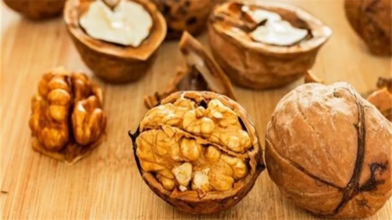 هذا ما يحدث لجسمك.. تأثير تناول الجوز على صحتك